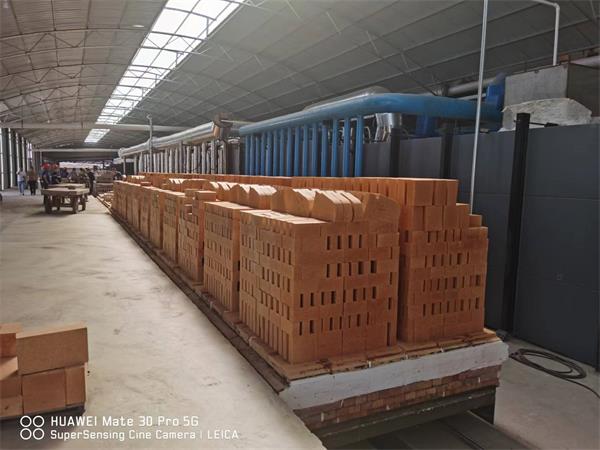 108.8×2.4米煤氣天然氣燒粘土磚高效高產(chǎn)節(jié)能隧道窯生產(chǎn)線(xiàn)（設(shè)計(jì)日產(chǎn)200噸，實(shí)際日產(chǎn)240噸，能耗45m3/噸產(chǎn)品）